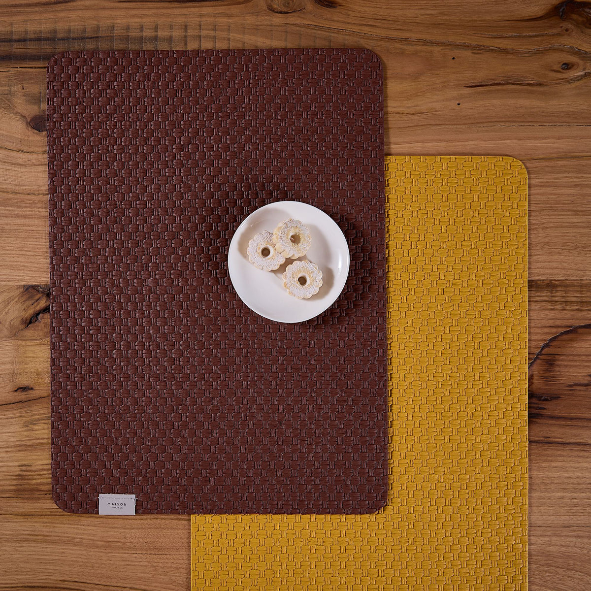Sottopiatto decorativo in vinile intrecciato Legame var.15 Ocra 33x45